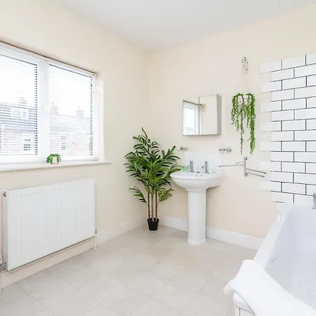Cosy With Minster Views - Pass The Keys *